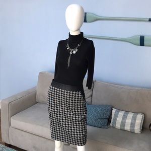 Express black and white printed skirt size 4